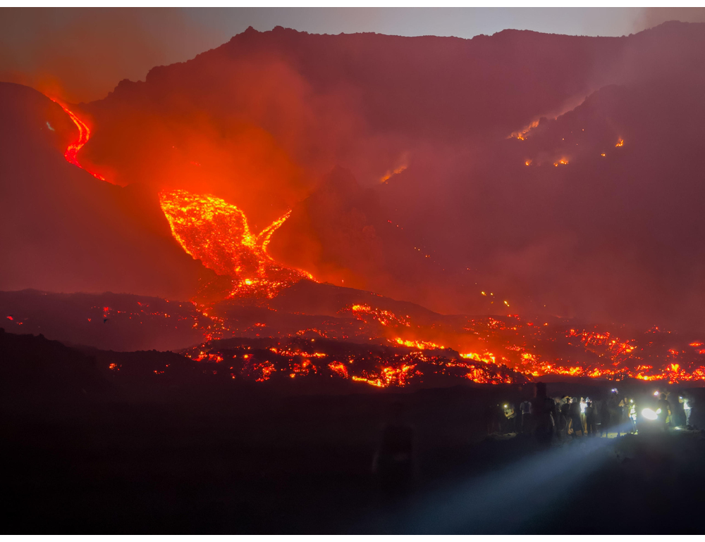 Etna, nuova bocca effusiva nella valle del Bove con colata lavica