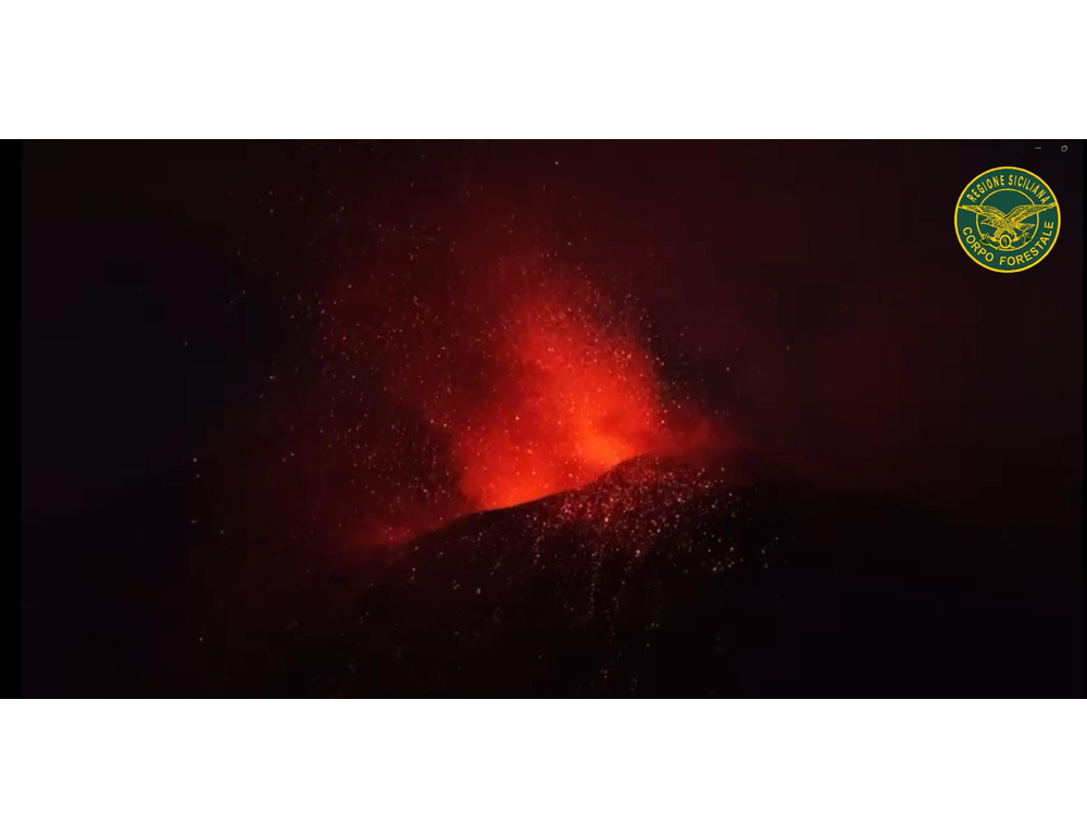 Etna paralizza aeroporto di Catania, presa d’assalto da curiosi