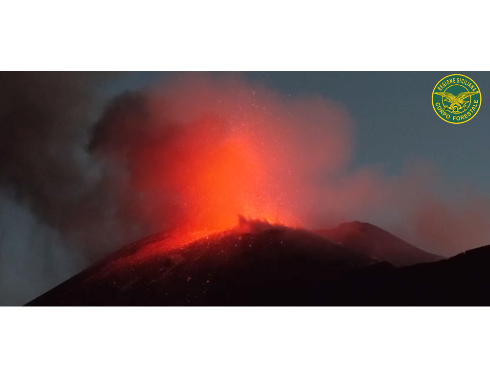 Etna, prolungato fino a domani alle 16 lo stop dei voli a Catania