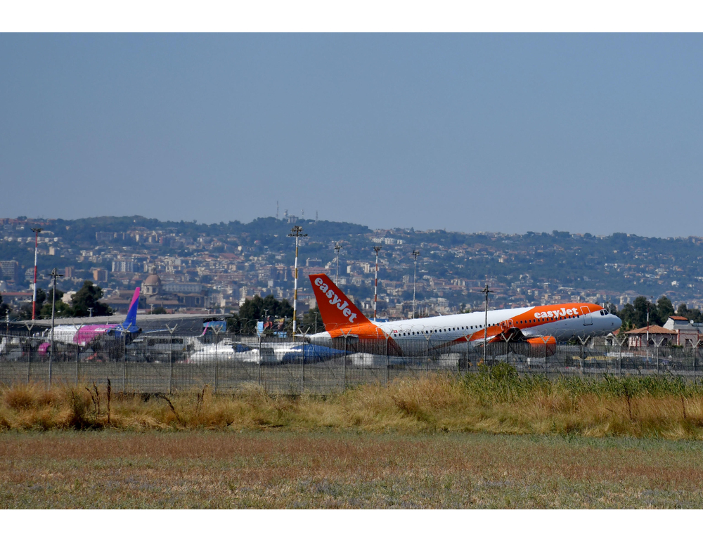 Etna: tornano normali le attività di volo all’aeroporto di Catania