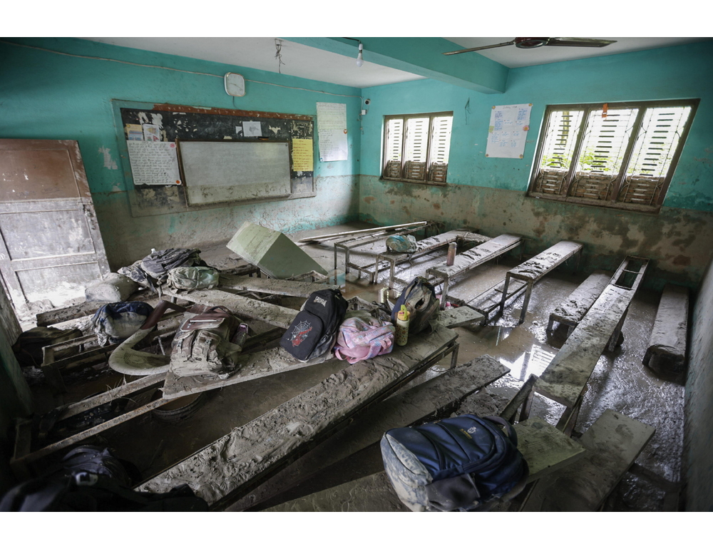 Fa evacuare studenti prima dell’inondazione, preside nepalese salva 900 alunni