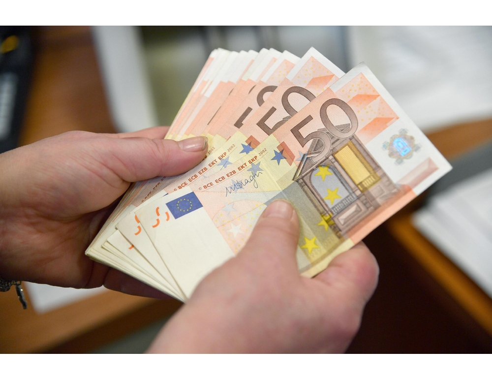 Falsificavano euro e valute estere, cinque misure cautelari