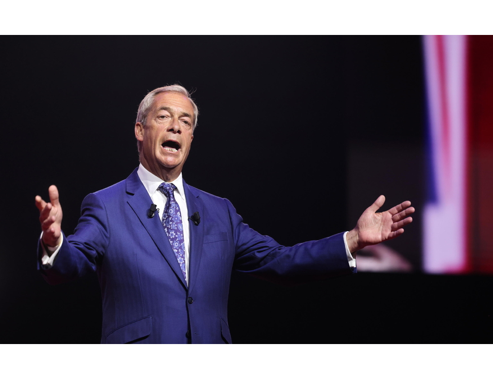 Farage risponde alla linea dura di Burnham sui migranti, ‘con noi blocco navale’