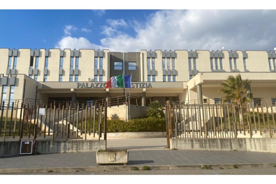 Indagato è detenuto nel carcere di Bari. Gli atti trasmessi alla Procura di Castrovillari