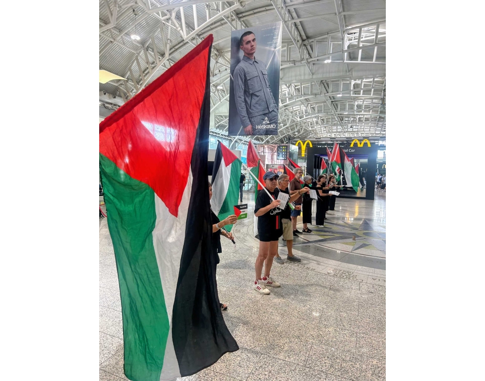 Flash mob ProPal in aeroporto a Cagliari contro i voli da Israele