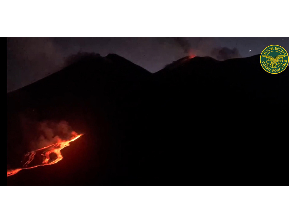 Forti esplosioni ed emissione di cenere sull’Etna, avviso per il volo rosso