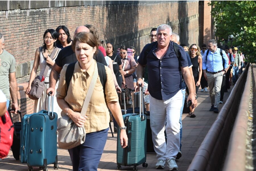 'Danni all'infrastruttura e al treno. Possibili ritardi per regionali e intercity'