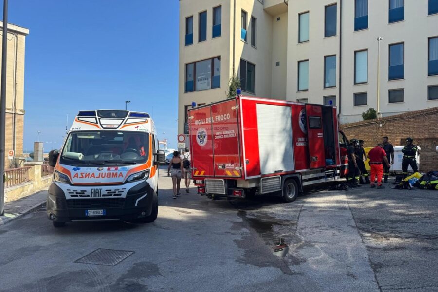Altri tre lavoratori in ospedale. Rilievi dei Vigili del fuoco in corso