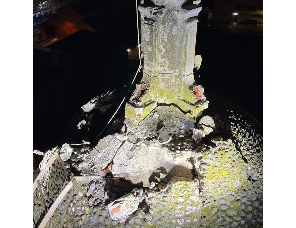 Fulmine buca il campanile di una chiesa ottocentesca vicino a Genova
