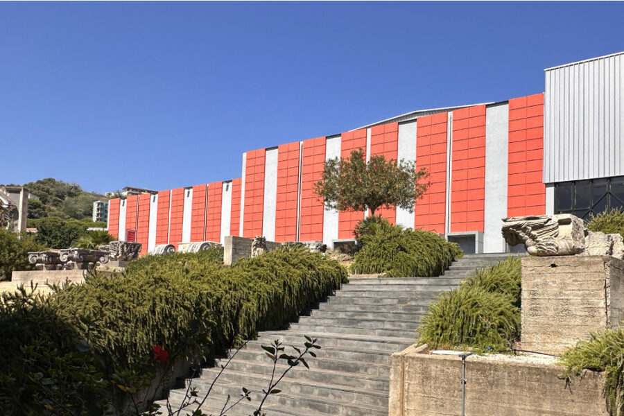 Nelle sale una ventina di visitatori