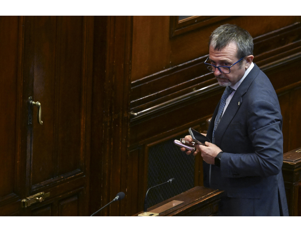 Giunta vota a maggioranza di portare caso delle chat di Delmastro subito in Aula