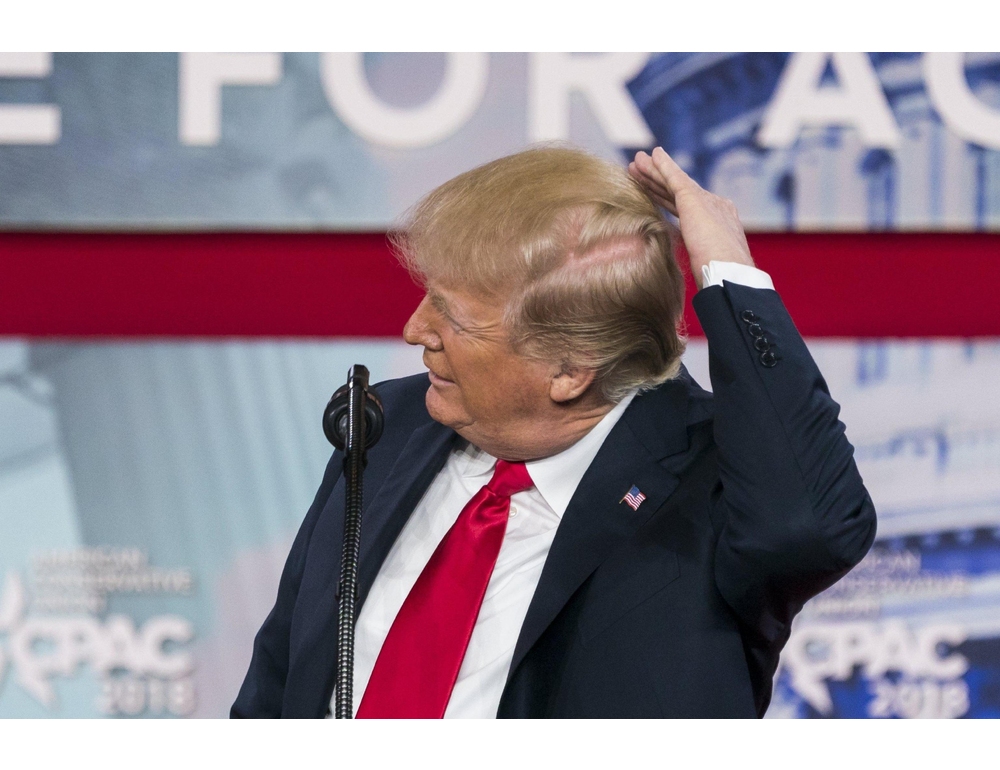 I capelli di Trump di nuovo nel mirino dei social, ‘ha fatto il trapianto?’