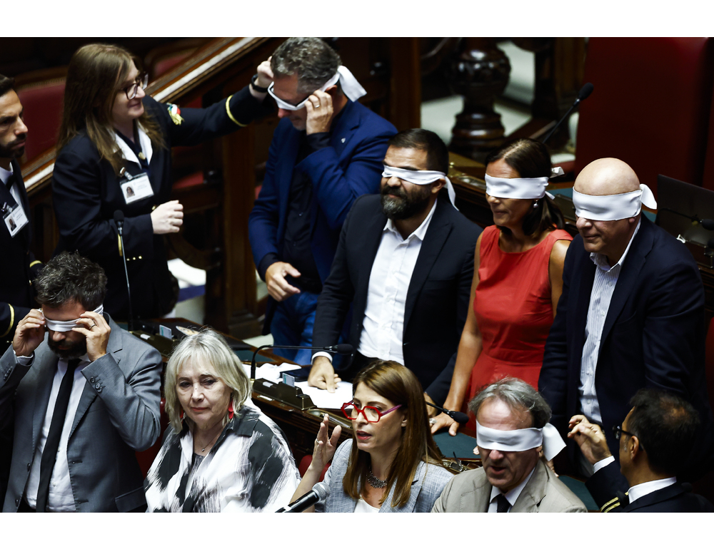 I deputati Avs in Aula si bendano gli occhi per protesta sul caso Delmastro