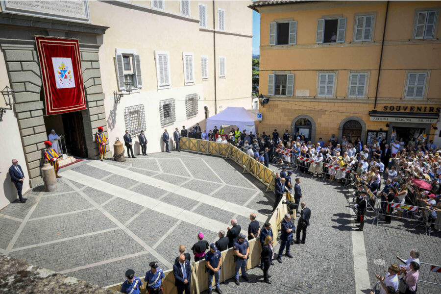 "Calpestano la dignità di troppi figli e figlie di Dio"