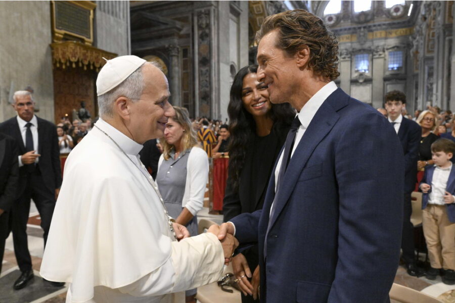 Alla fine dell'udienza generale nella basilica di San Pietro