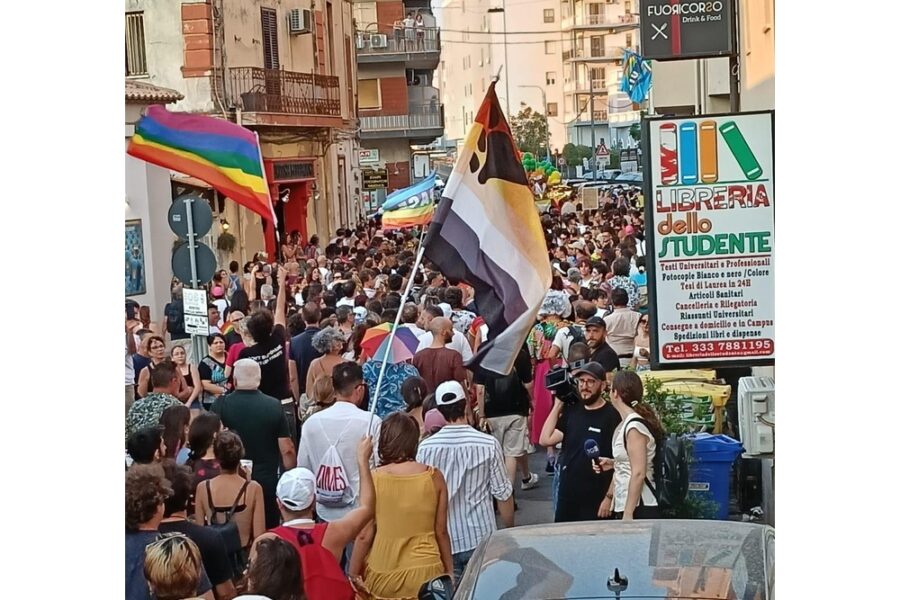 Sfilata sul lungomare. Momenti di riflessione e testimonianza durante il corteo