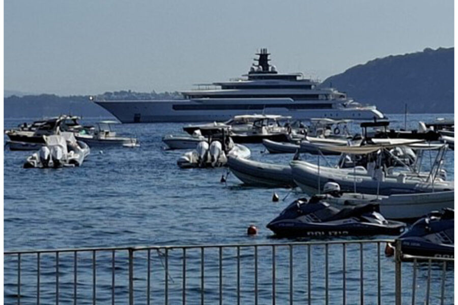 L'imbarcazione di 111 metri può accolgie fino a 28 ospiti in 14 cabine