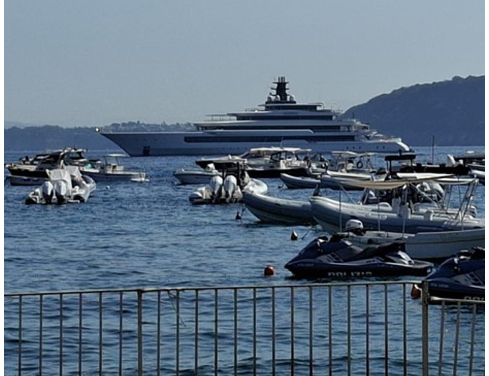 Il superyacht del miliardario Arthur Blank a Ischia, immersione a Aenaria