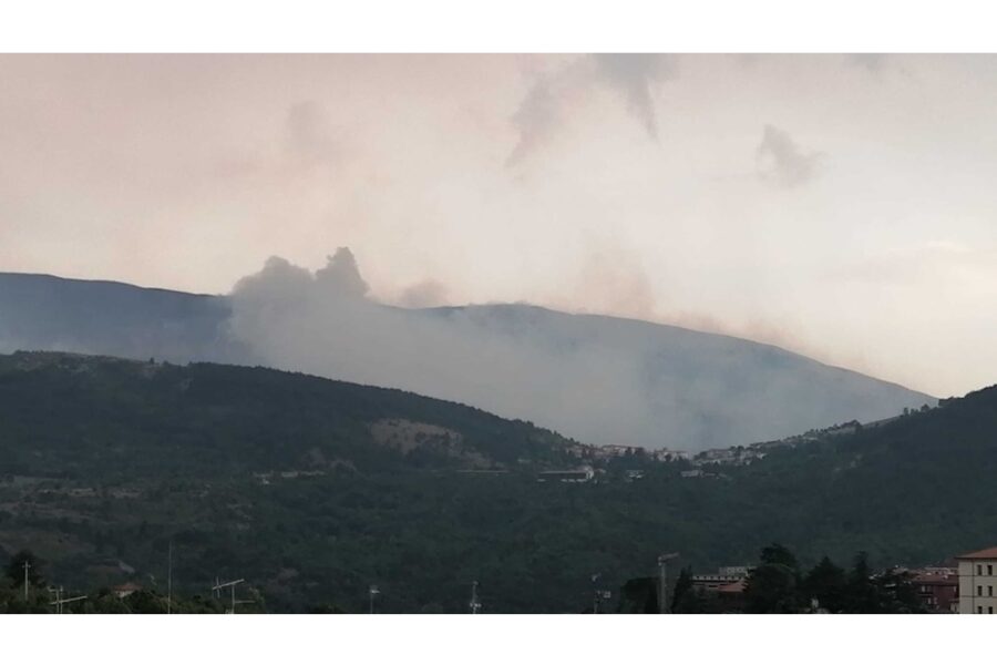Riprende vigore l'incendio tra Roio e Lucoli