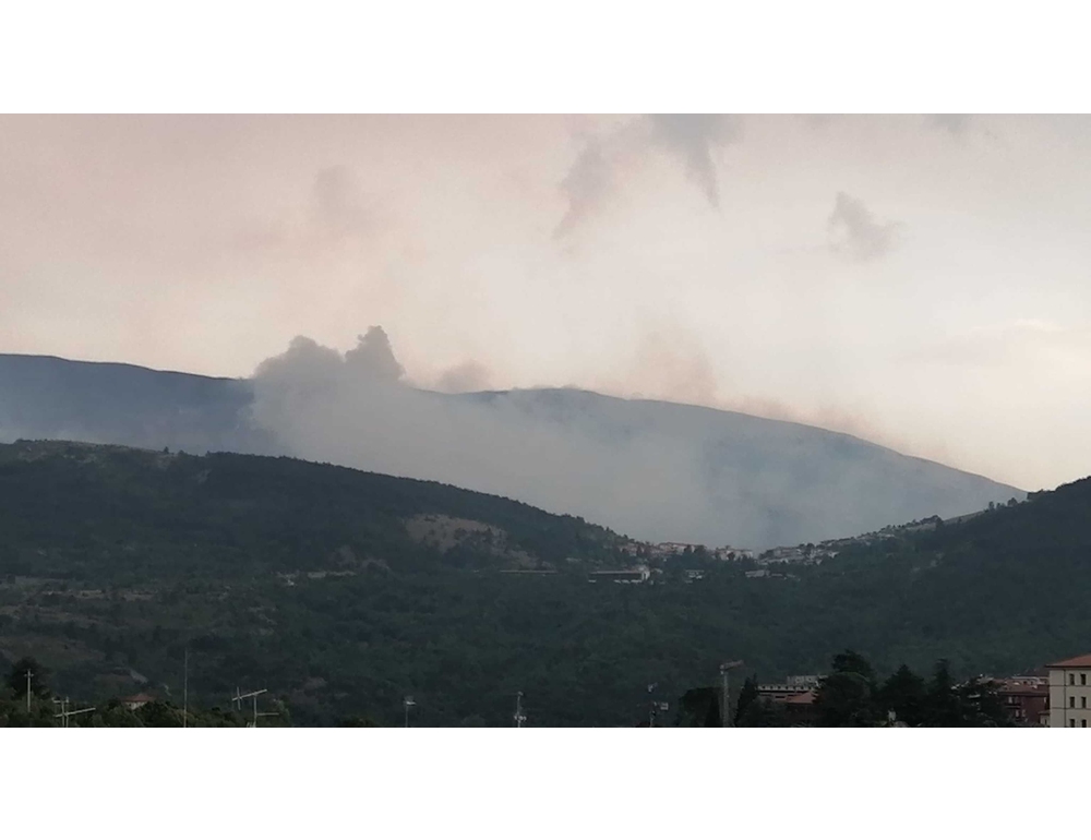 Il vento riaccende il rogo nell’Aquilano, emergenza in Abruzzo