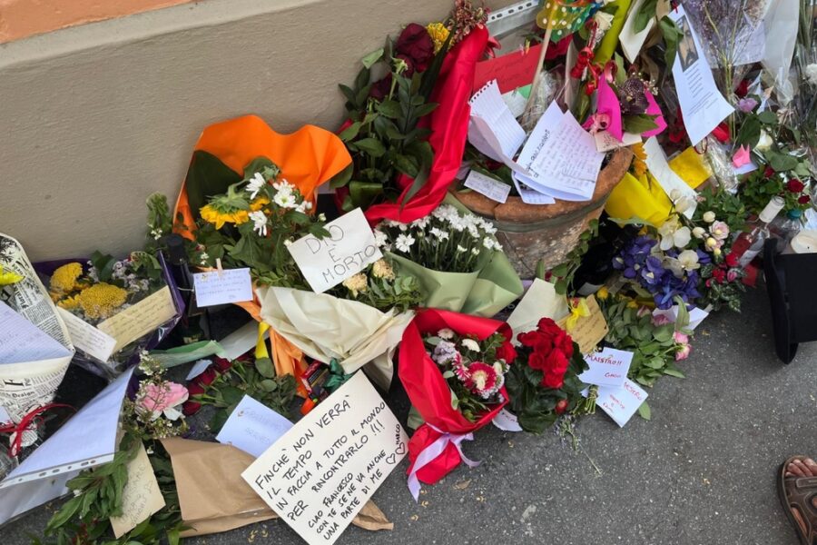 Ieri sera in centinaia hanno cantato i pezzi del Maestro davanti alla sua casa bolognese