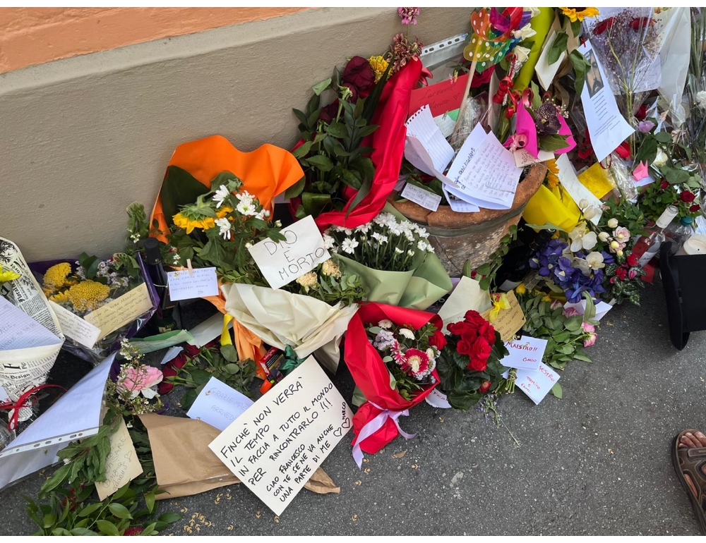 In via Paolo Fabbri la processione per Guccini tra fiori e biglietti d’affetto