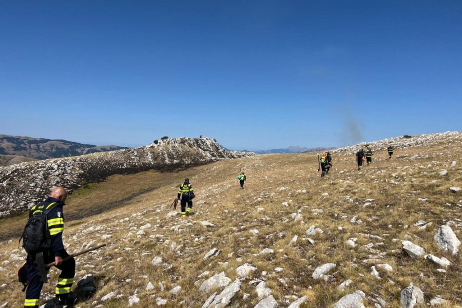 Il rogo da Lucoli si è spinto fino al versante della frazione di Roio