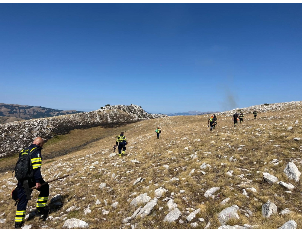 Incendi in Abruzzo, brucia ancora la vegetazione nell’Aquilano