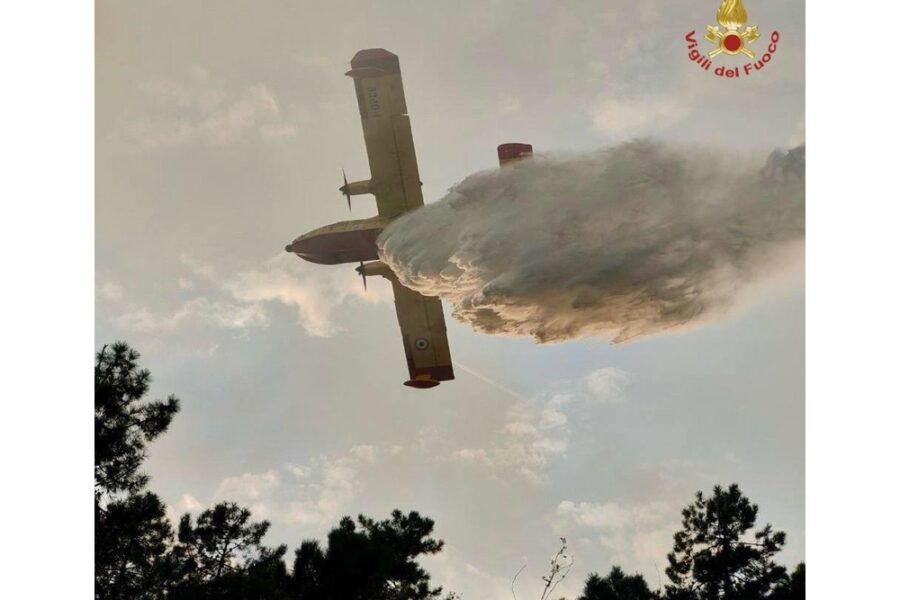 Impegnati due canadair e due elicotteri