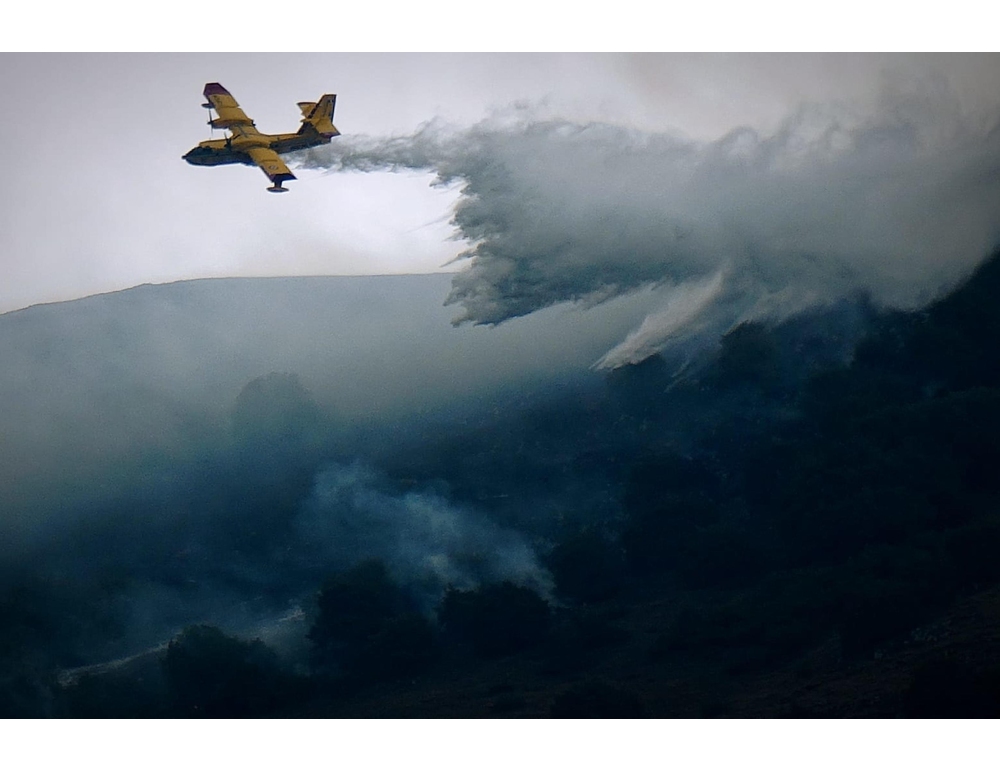 Incendio Monte Moregallo, sganci d’acqua per contenere e spegnere le fiamme
