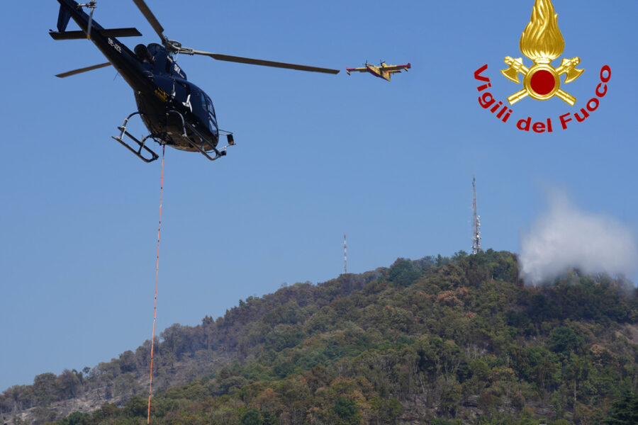 Un elicottero rimane in azione per domarle