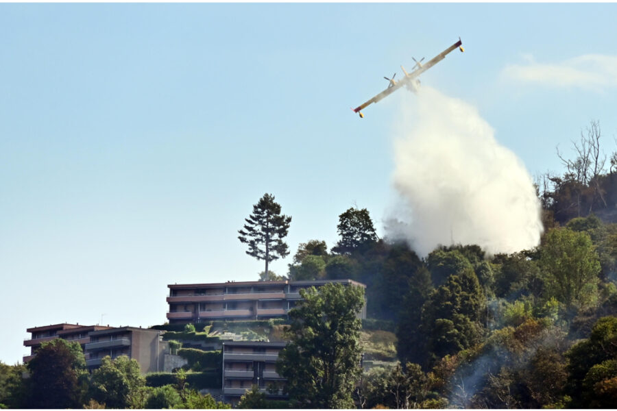 I Vigili del fuoco rimangono per controllare eventuali focolai