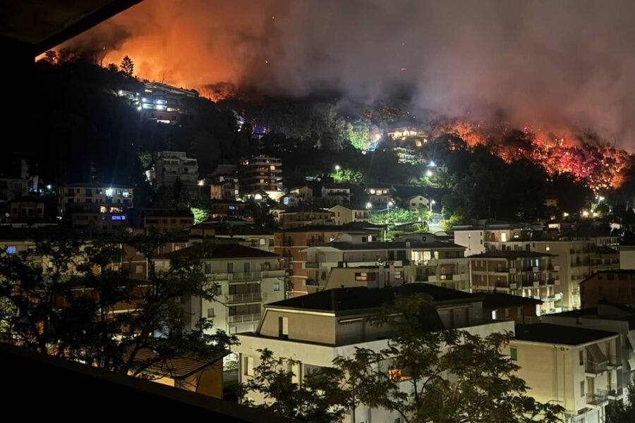 Alcune palazzine sono state evacuate per l'aria densa e irrespirabile