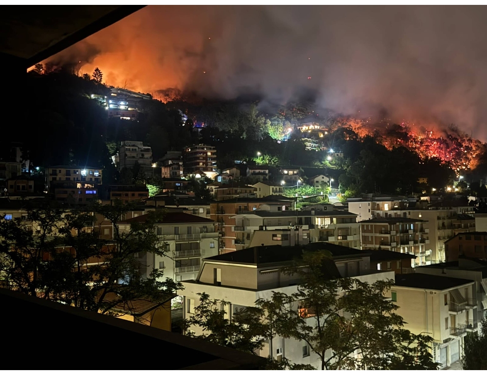 Incendio alle porte di Como, Canadair ora in azione
