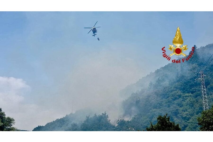 Nella notte nuova estensione delle fiamme sulle alture nel Lecchese