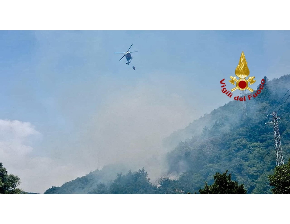 Incendio brucia da due giorni i boschi sul monte Moregallo