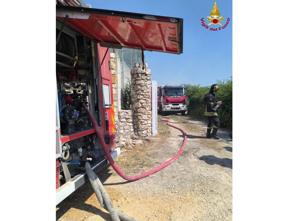 Incendio in abitazione nel Barese, un ustionato e malore per un pompiere