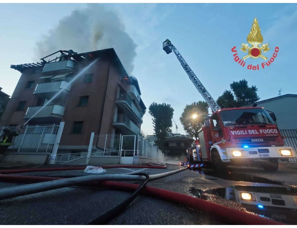 Incendio in appartamento in Brianza, uomo si lancia nel vuoto e muore