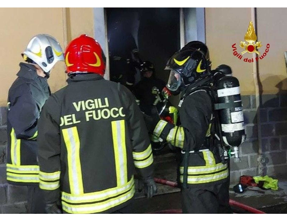 Incendio in uno scantinato a Bologna, soccorsi anche due bambini