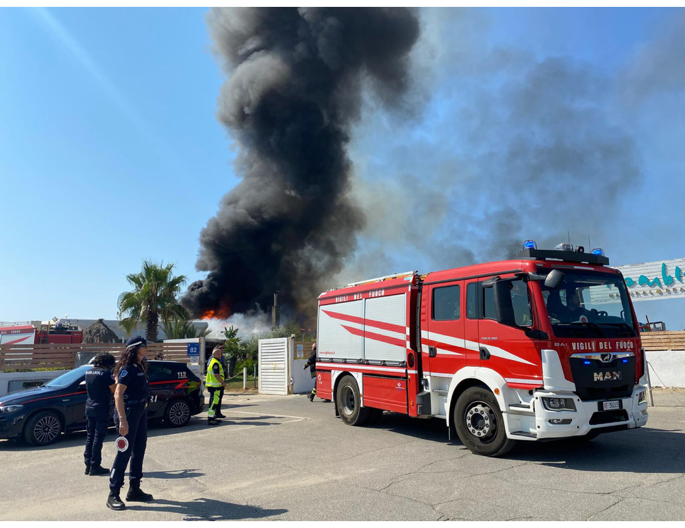 Incendio nel Bresciano, fiamme nei capannoni delle barche di lusso