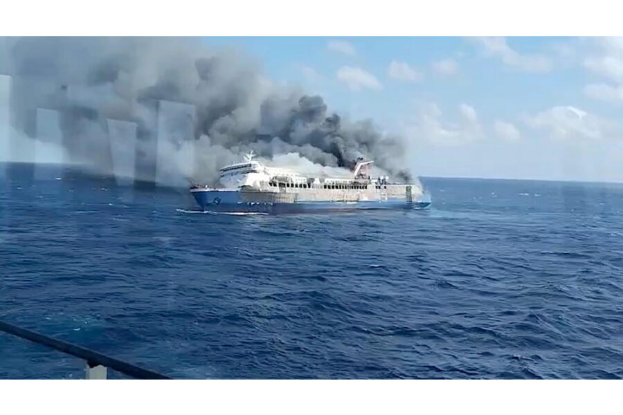 Fiamme divampate mentre era in navigazione