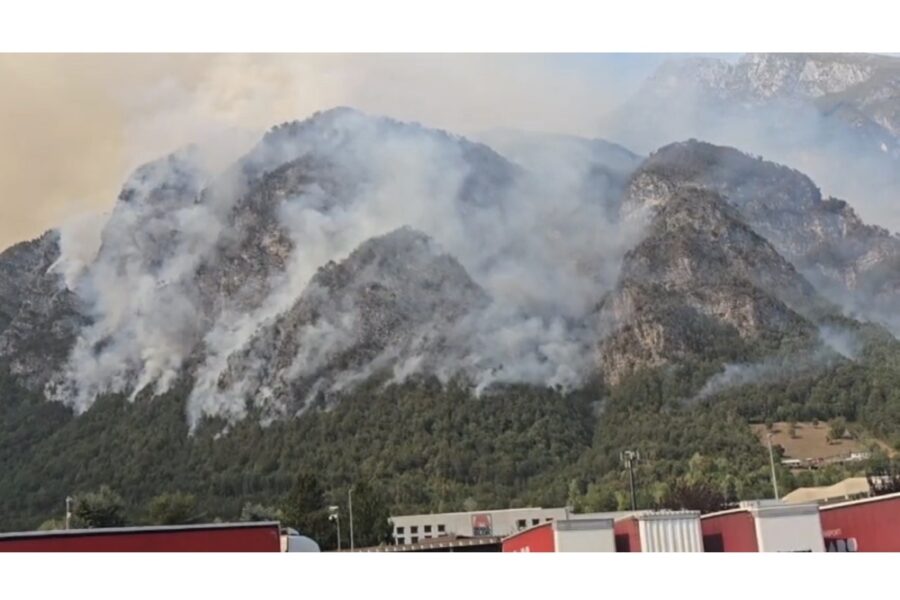 Proseguono le operazioni di spegnimento in Carnia. Sopralluogo dell'assessore Riccardi