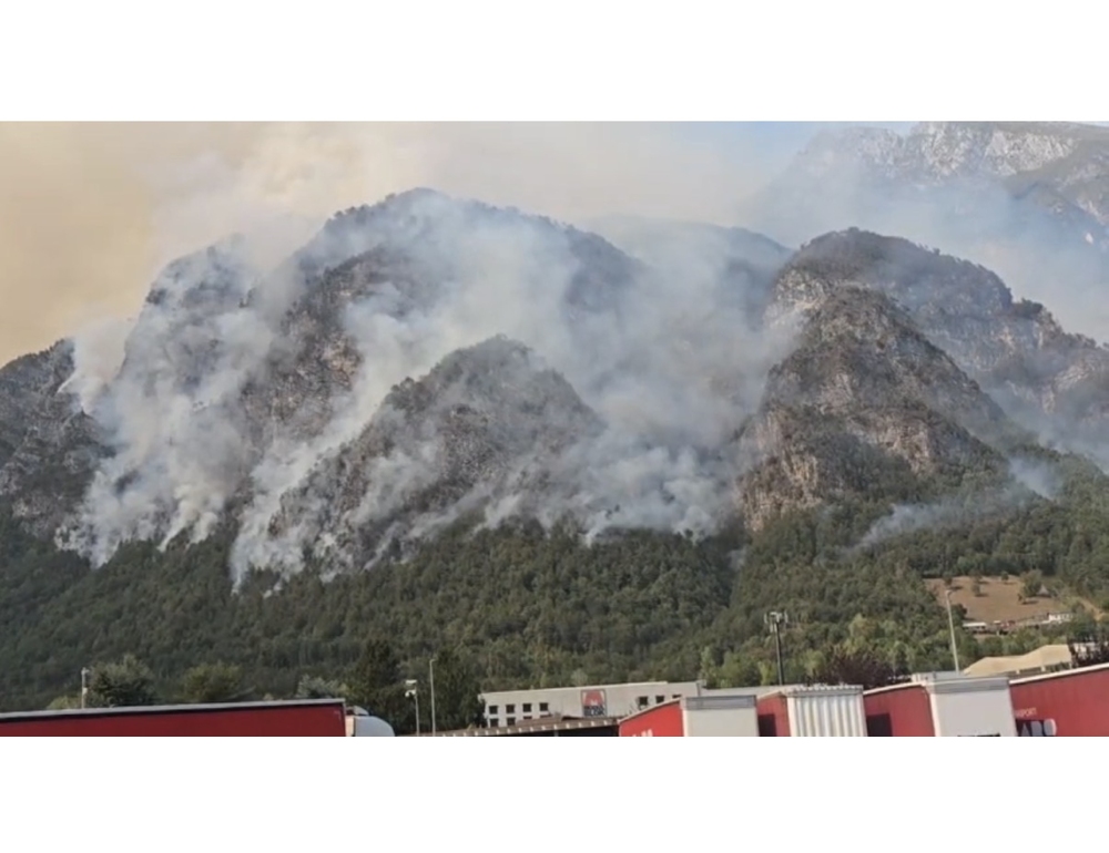 Incendio sui monti del Friuli, in azione tagliafuoco e Canadair