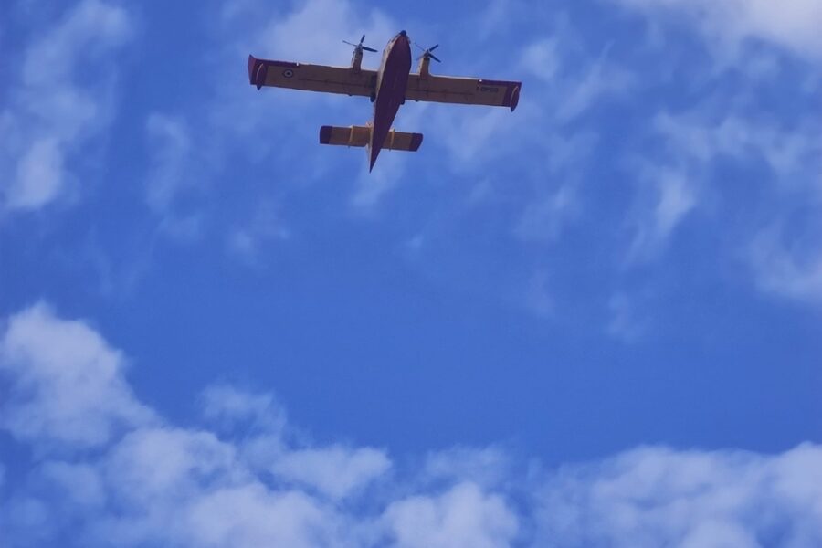 Quattro Canadair e oltre 100 uomini per spegnere il rogo