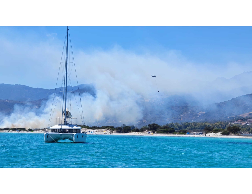 Incendio vicino spiaggia San Teodoro, evacuata azienda agricola