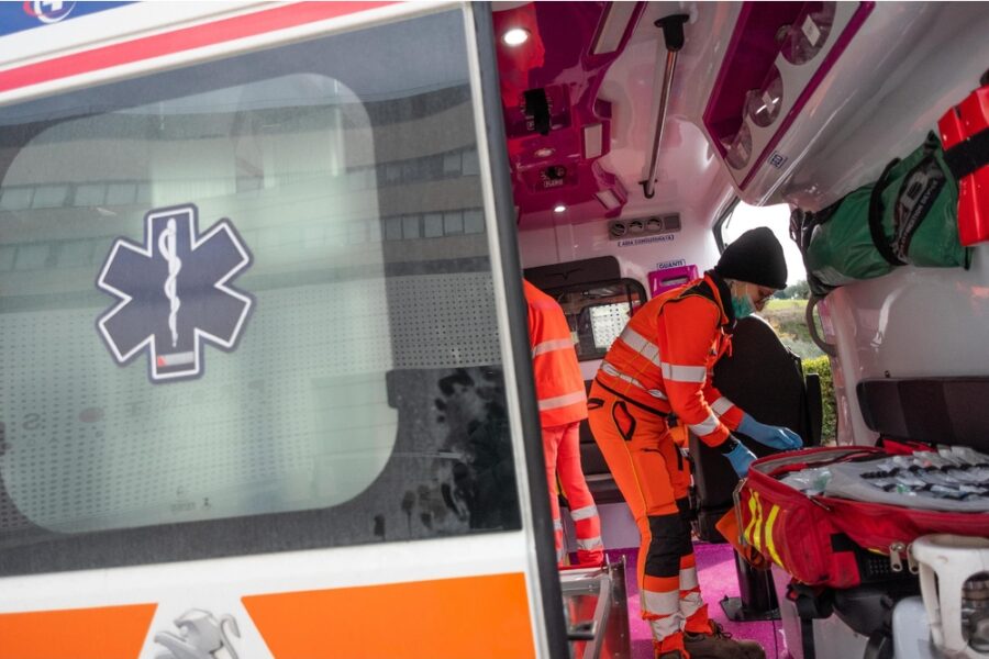 Vittima un 44enne; sarebbe rimasto schiacciato da lastre di marmo