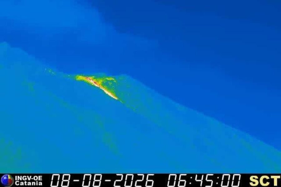 Flusso lavico si attesta nella porzione alta della Sciara del fuoco