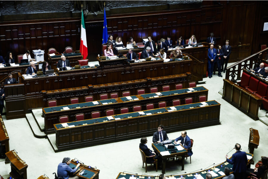 La proposta della maggioranza passa con il voto segreto: 206 sì e 133 no