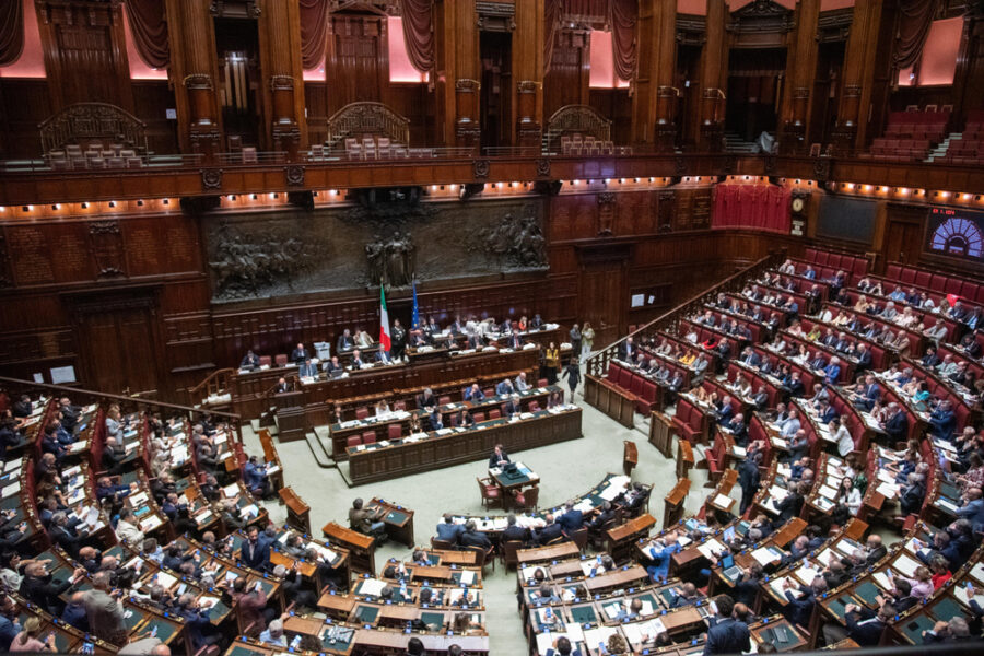 Nel provvedimento anche misure sui migranti