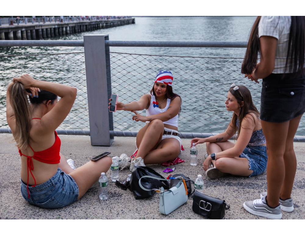 ‘La Gen Z non esce piu’ a Ny, troppo cara per il primo appuntamento’